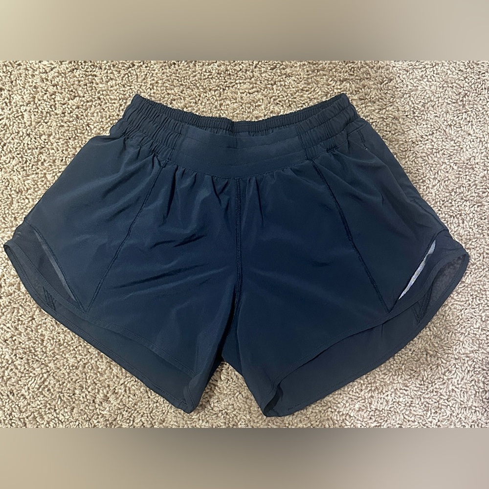 Lululemon Hotty Hot, size 4, 4in